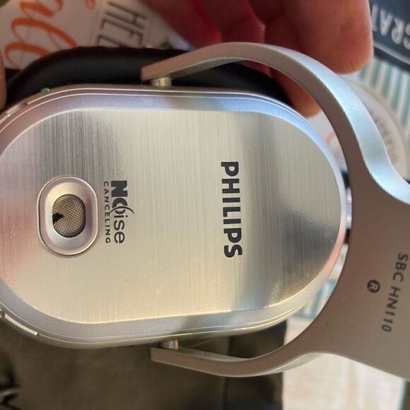 Headphones by Phillips with two jack accessories - Picture 3 of 4